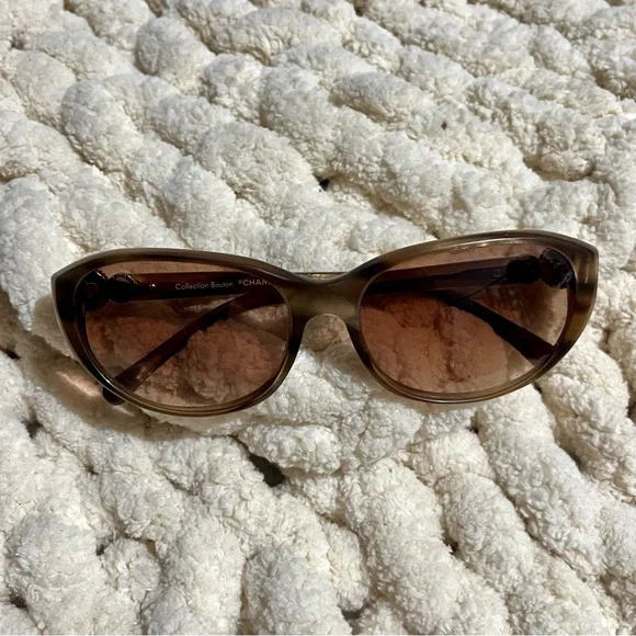 Chanel CC Logo Tortoise/Brown 5190 Collection Bouton Oval Sunglasses Chanel CC Logo Tortoise/Brown 5190 Collection Bouton Oval  main image 2